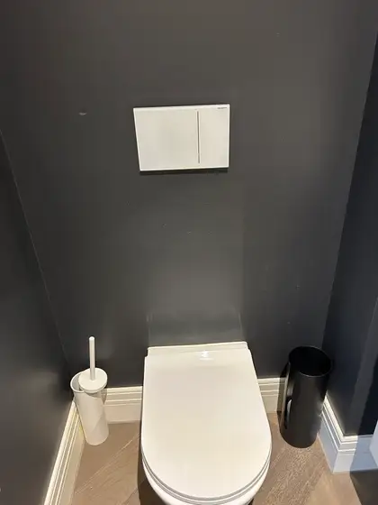 清洁后的瓷砖卫生间